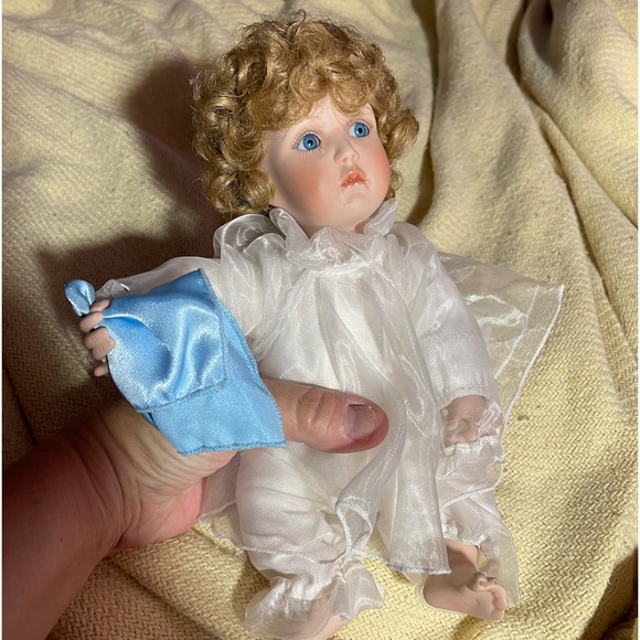 Cindy McClure signed porcelain doll - Picture 1 of 6
